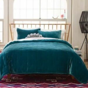 Opalhouse Queen Size velvet comforter, size Queen